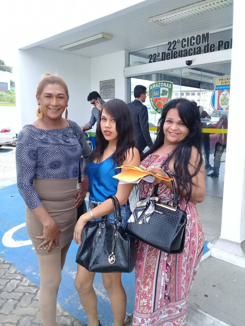 Segurança xinga e expulsa travestis em shopping de Manaus