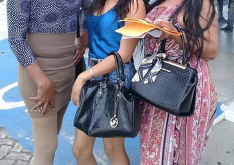 Segurança xinga e expulsa travestis em shopping de Manaus