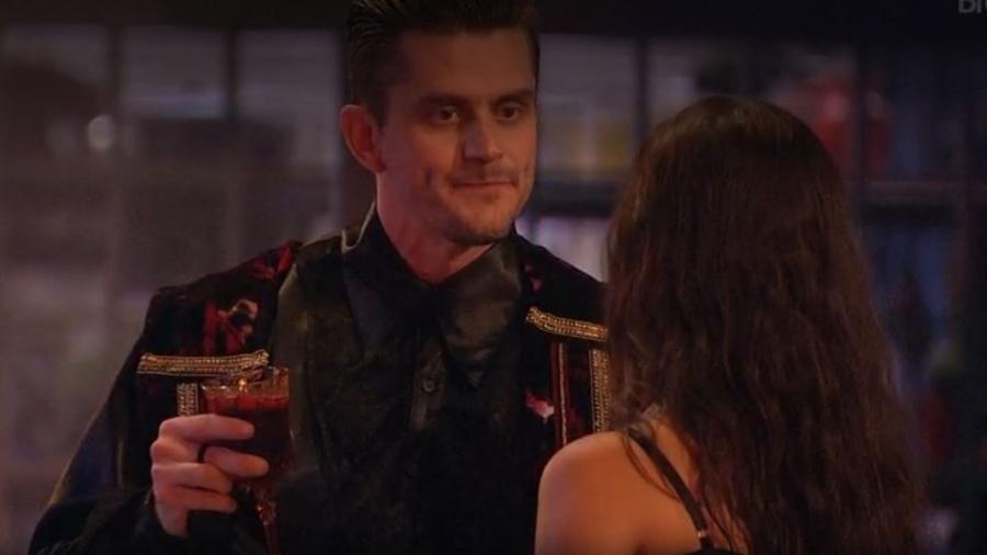 BBB17: Marcos diz para Emilly que vai defendê-la até o fim e que se for preciso tomará atitude radical