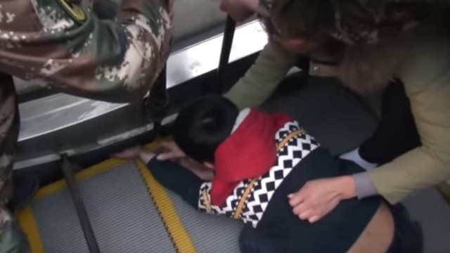 Menino é resgatado após ficar com a mão presa em escada rolante