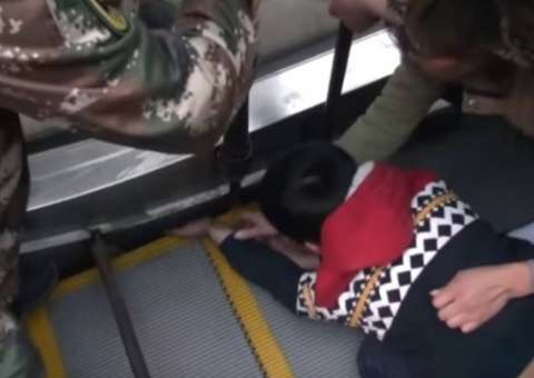 Menino é resgatado após ficar com a mão presa em escada rolante