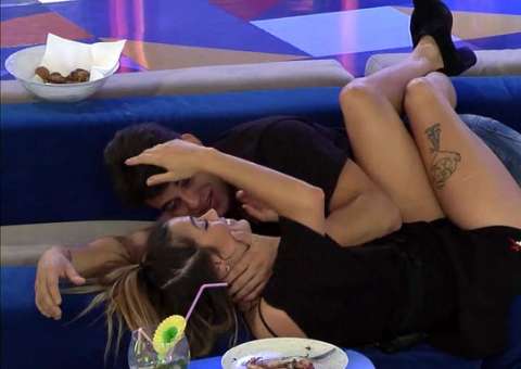 No Gran Hermano, Antônio e Alyson trocam beijos em festa
