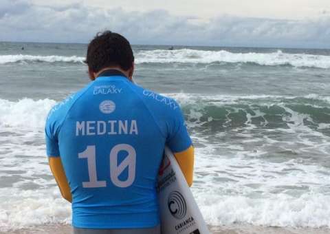 Medina brilha, vai às quartas de final e encara novamente Kelly Slater