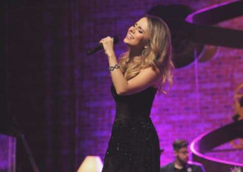 Fã enlouquecido invade palco e machuca braço de Sandy em show