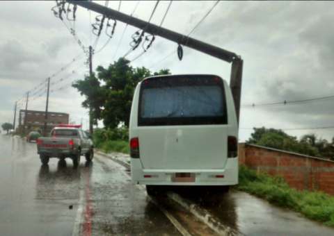 Micro-ônibus com 25 pessoas bate em poste e deixa feridos