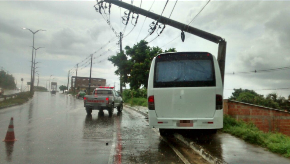 Micro-ônibus com 25 pessoas bate em poste e deixa feridos