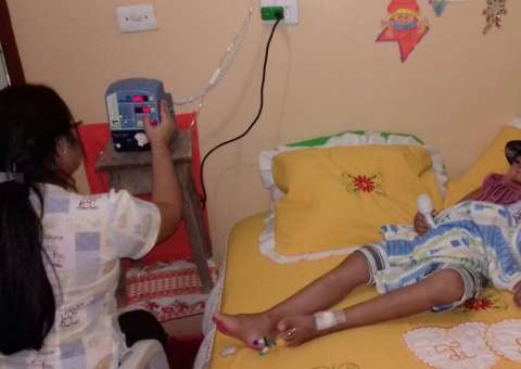 Adriano Jorge faz primeiro atendimento domiciliar para paciente com doença rara no AM