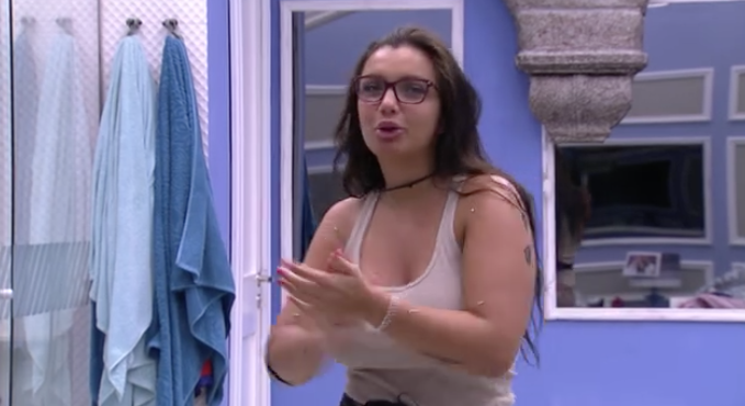 BBB17: Elettra surpreende Vivian ao cantar hit amazonense