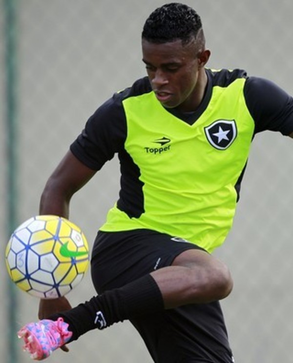 Marcelo tem lesão confirmada e desfalca Botafogo no clássico contra o Vasco