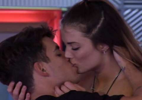 BBB17: Na Espanha, clima entre Antônio e Alyson pega fogo debaixo do edredom