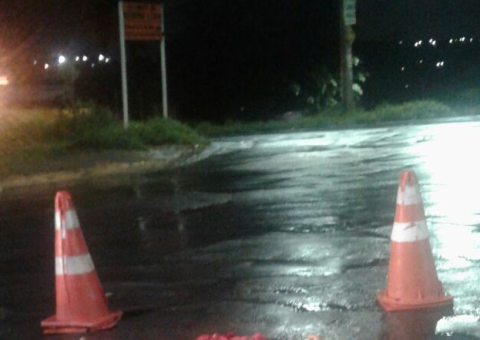 Com sinais de espancamento, corpo de homem é arremessado para fora de carro em Manaus