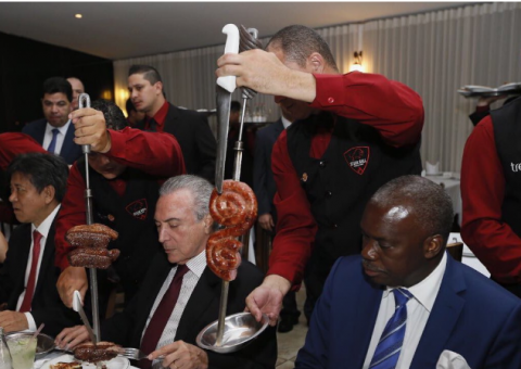 Temer vai a churrascaria em Brasília com ministros e embaixadores