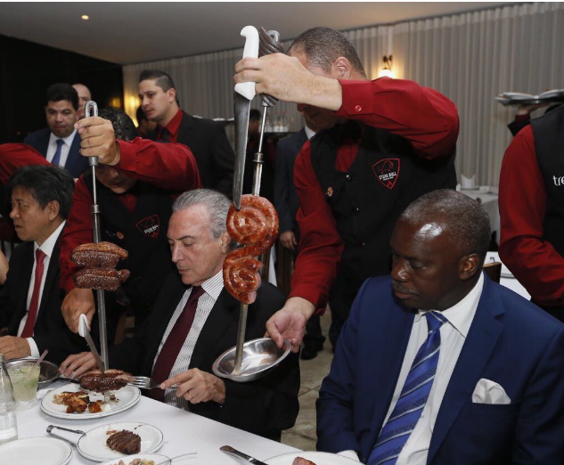Temer vai a churrascaria em Brasília com ministros e embaixadores