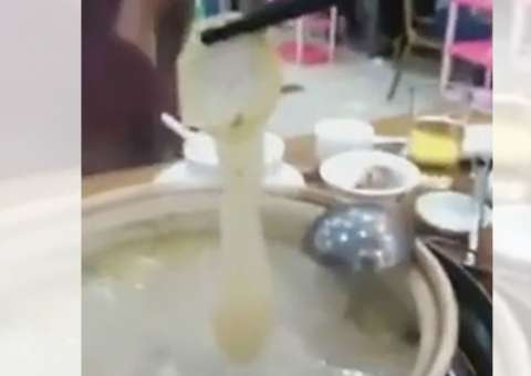 Clientes encontram preservativo dentro de sopa durante refeição em restaurante  
