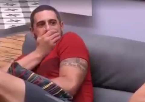 BBB17: Vivian solta pum da frente de Daniel e vira meme