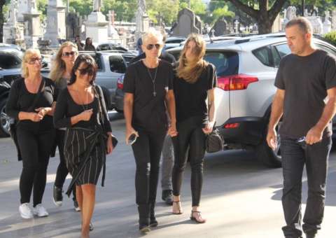 De mãos dadas com Sasha, Xuxa chega ao velório do pai no Rio