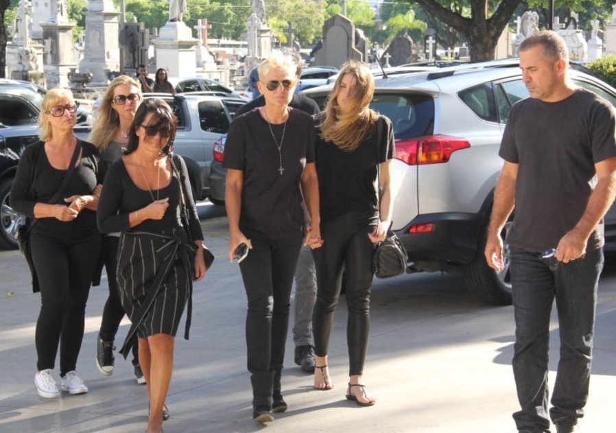 De mãos dadas com Sasha, Xuxa chega ao velório do pai no Rio