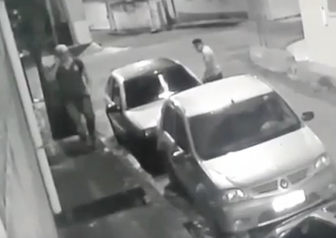 Câmeras flagram ação de bandidos roubando carro em Manaus