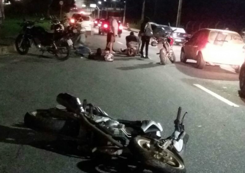 Colisão entre moto e carro deixa duas pessoas feridas em Manaus