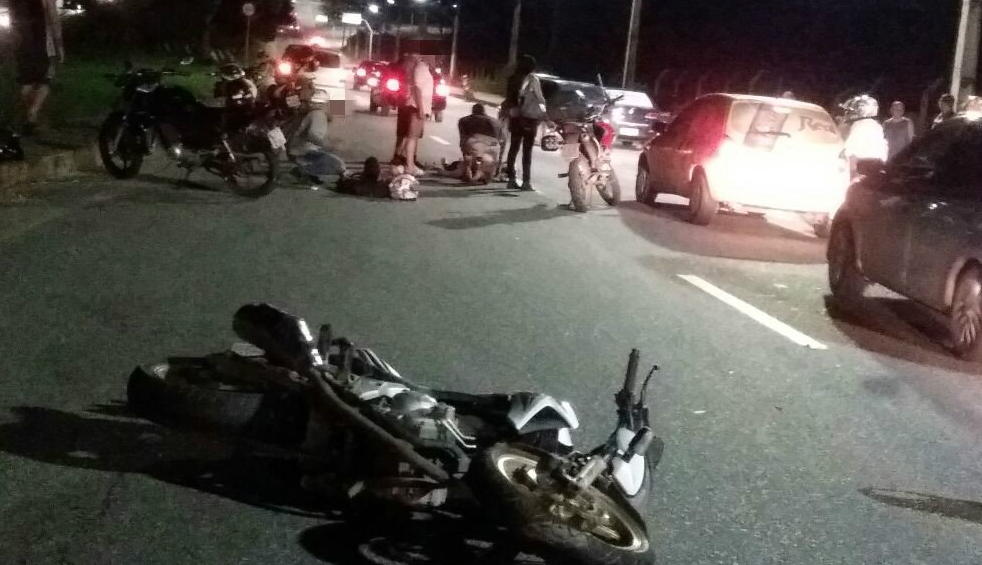 Colisão entre moto e carro deixa duas pessoas feridas em Manaus