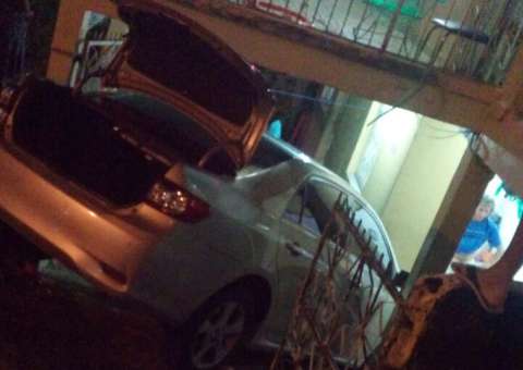 Bandido atrapalhado se assusta com sirene e atinge casa em Manaus