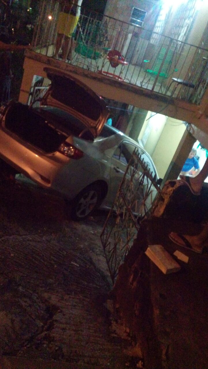 Bandido atrapalhado se assusta com sirene e atinge casa em Manaus