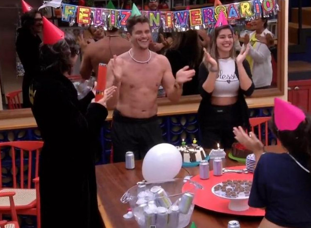 BBB17: Marcos e Vivian comemoram aniversários e fazem discursos 