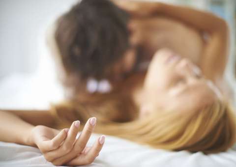 8 Posições quentes para fazer sexo no chão