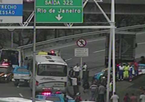 Passageiros são feitos reféns durante assalto em ônibus no Rio 