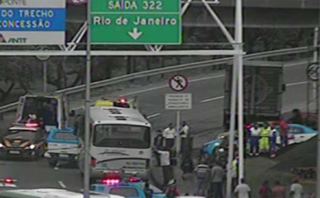 Passageiros são feitos reféns durante assalto em ônibus no Rio 