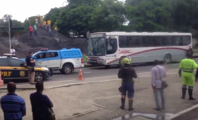 Bandido se entrega após manter reféns em ônibus em acesso à Ponte Rio-Niterói 