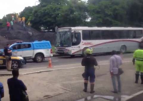 Bandido se entrega após manter reféns em ônibus em acesso à Ponte Rio-Niterói 