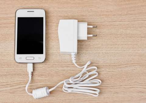 Deixar carregador do celular na tomada pode incendiar a sua casa?