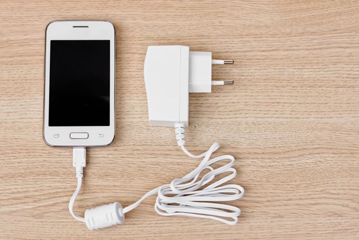 Deixar carregador do celular na tomada pode incendiar a sua casa?