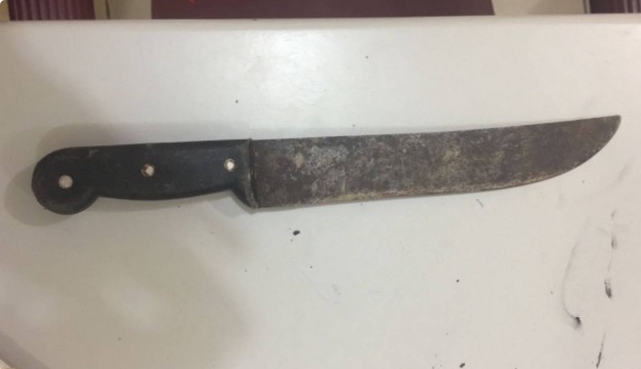 Jovem esfaqueia família e mata menino de 7 anos por acreditar ser o Coringa