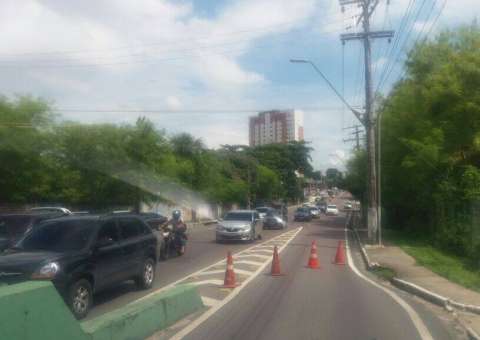 Em Manaus, trânsito é interrompido após rompimento em Avenida Ephigênio Salles 