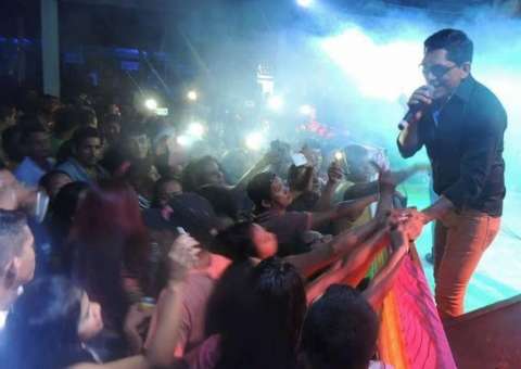 Cantor Alberto Moreno agita a festa ‘Noite Paraense’ em Manaus