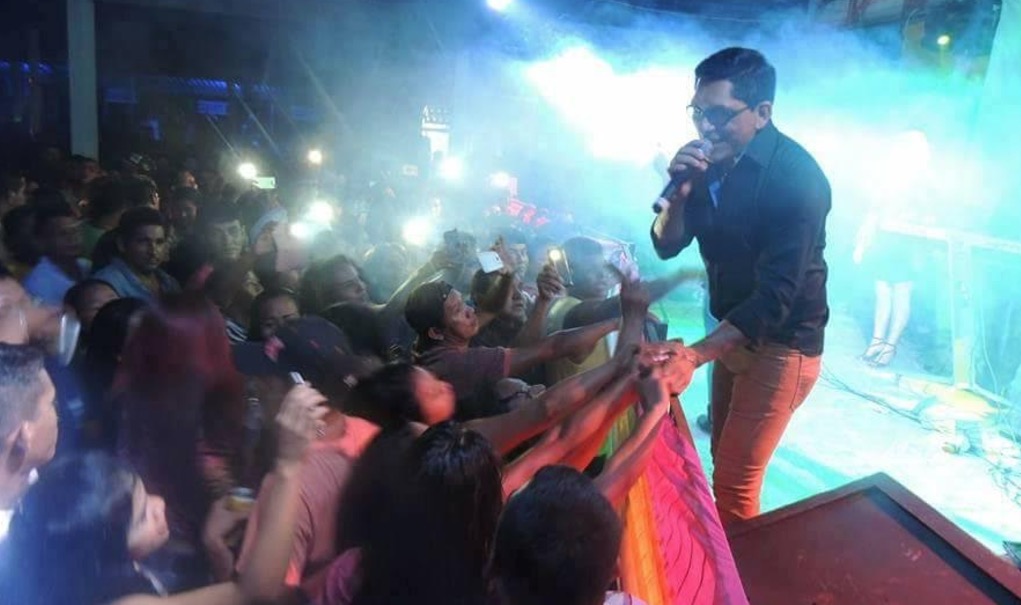 Cantor Alberto Moreno agita a festa ‘Noite Paraense’ em Manaus