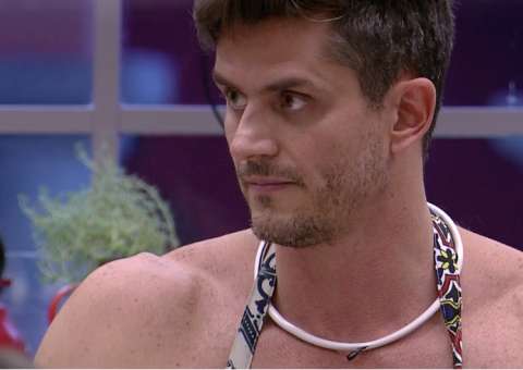 Marcos diz que leu regulamento do BBB17 e ameaça reality