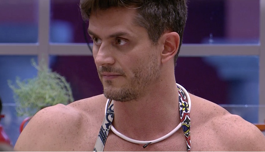 Marcos diz que leu regulamento do BBB17 e ameaça reality