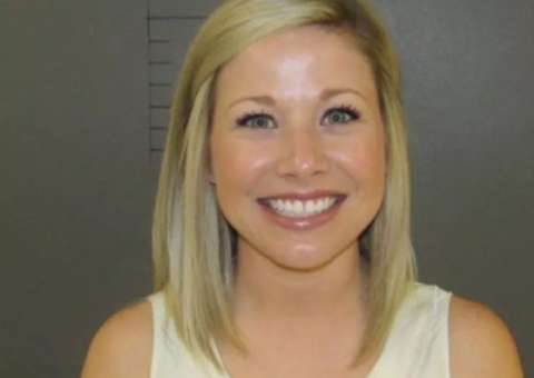  Professora é presa e posa sorridente após sexo com aluno  