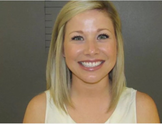  Professora é presa e posa sorridente após sexo com aluno  