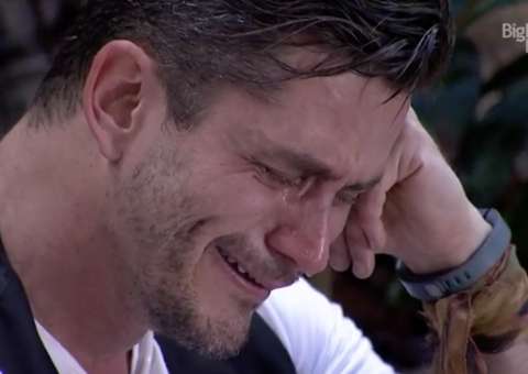 BBB 17: Marcos dá real sobre namoro fora da casa e Emilly se irrita; brother chora compulsivamente