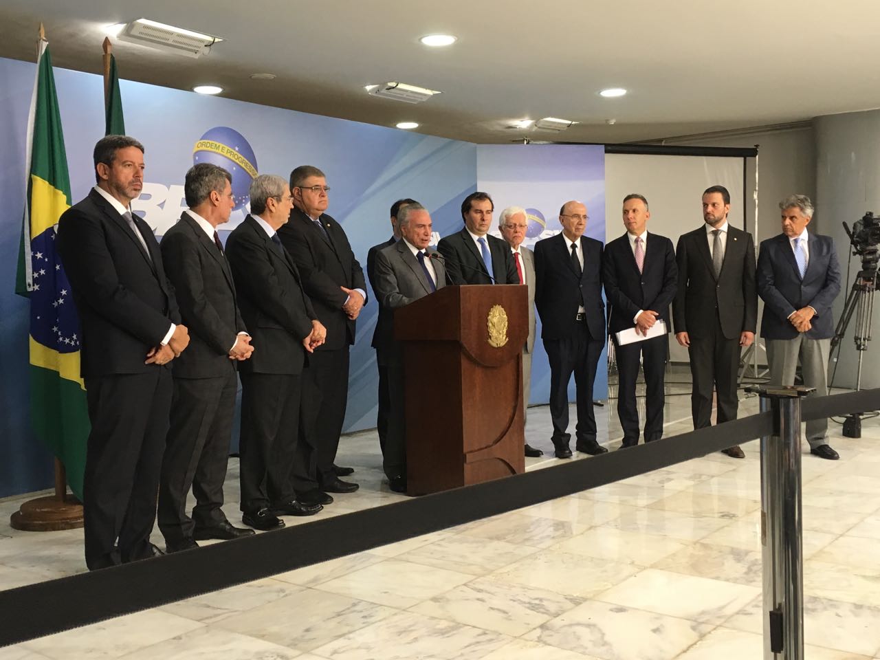 Temer exclui servidores estaduais e municipais da reforma da Previdência