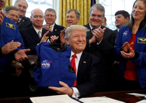 Trump assina lei que fixa meta para Nasa enviar humanos a Marte até 2030