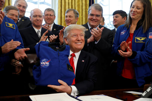 Trump assina lei que fixa meta para Nasa enviar humanos a Marte até 2030