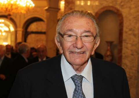  Ex-presidente do Barcelona morre aos 82 anos