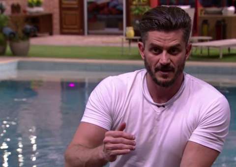 Após paredão, Marcos volta a ironizar produção do BBB17 e é repreendido 