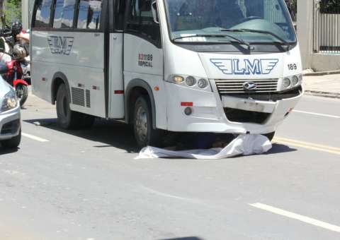 Motociclista tem cabeça esmagada por microônibus em grave acidente em Manaus