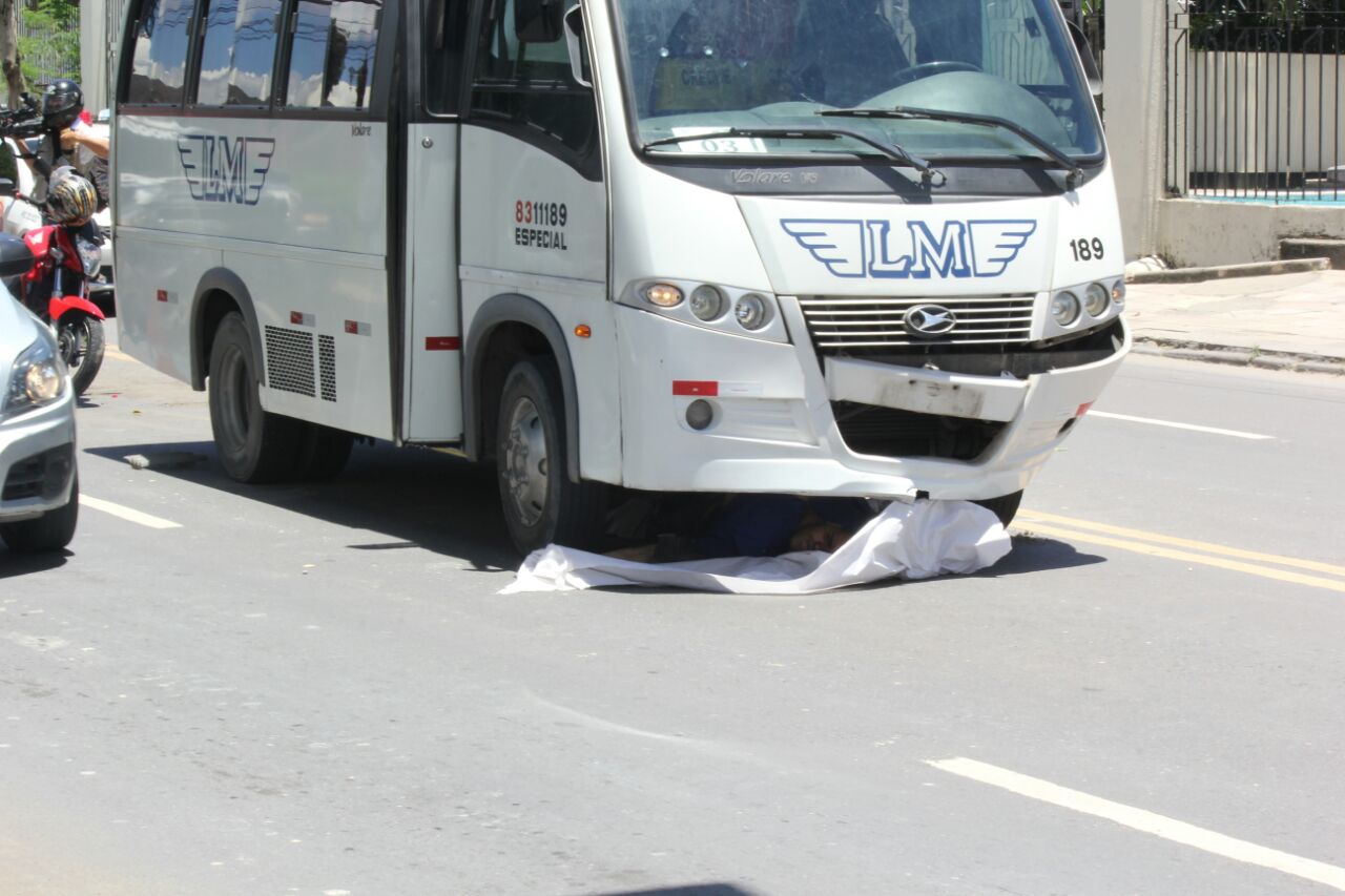 Motociclista tem cabeça esmagada por microônibus em grave acidente em Manaus